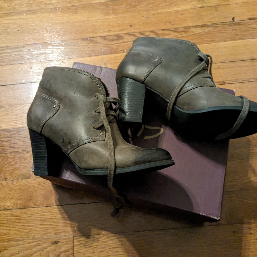 Clark's Heeled Boot, size 8, gray